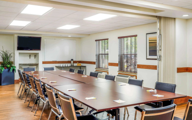 Days Inn & Suites by Wyndham Sherwood Park Edmonton