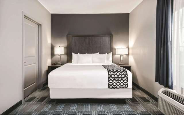 La Quinta Inn & Suites by Wyndham Victoria - South