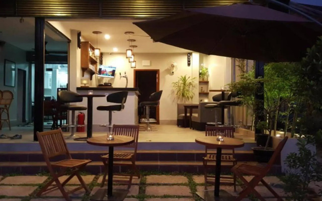 Mini Hut Hostel
