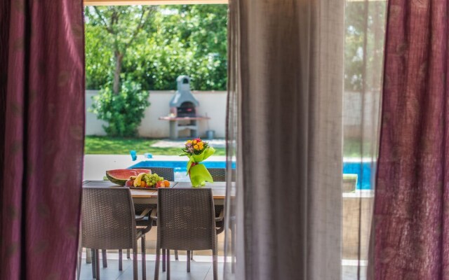 Stylish Villa in Ližnjan with Swimming Pool