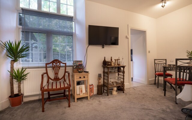 The Mews, With Free Private Parking, Windermere