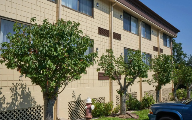 Riverview Inn & Suites