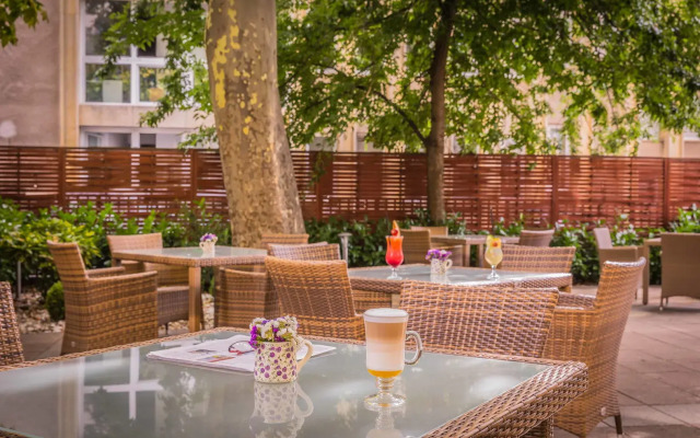 Lions Garden Hotel