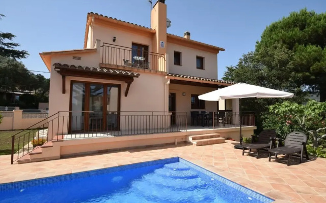 Enchanting Villa in Calonge With Swimming Pool