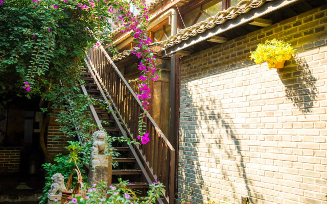 Yangshuo C.Source West Street Residence