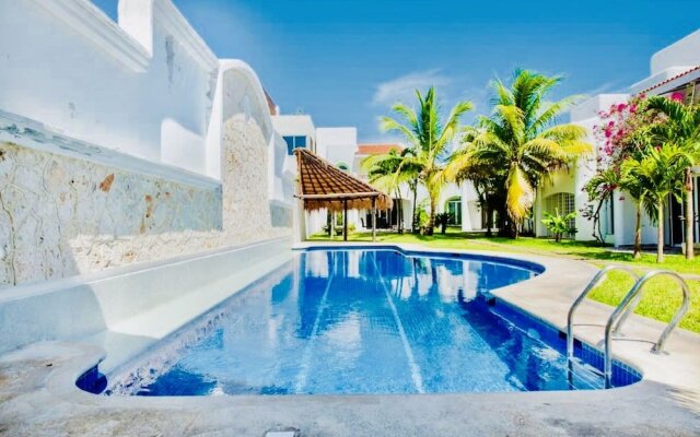 "room in B&B - Deluxe Family Budget Balcony Room With Pool Playacar Ii"