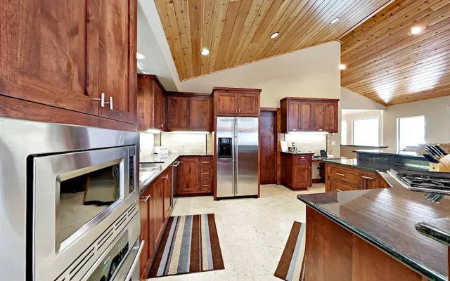 High End Executive Tahoe Home by RedAwning