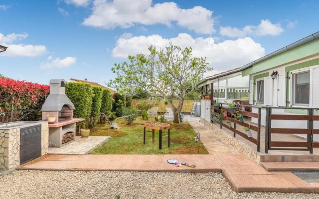 Nice Home in Valbandon with Hot Tub, WiFi & 2 Bedrooms