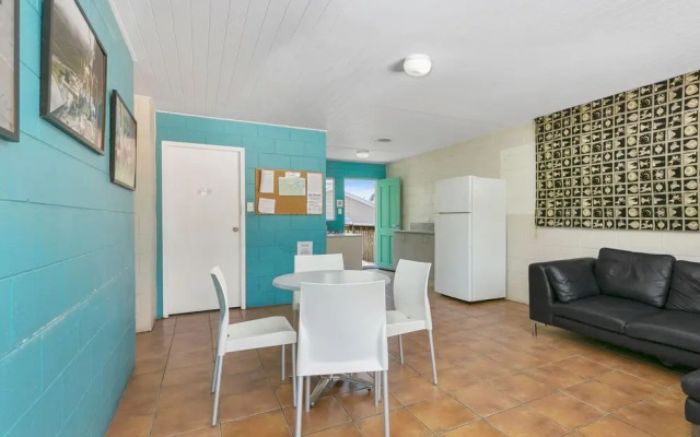Dolphins Beach House - Hostel