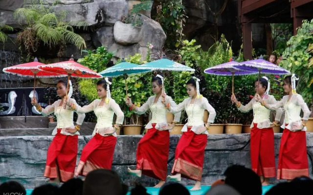 Sam Moon's Hotel Angkor Wooden House
