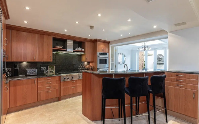 Stunning 6-bed House Near Harrods in Knightsbridge