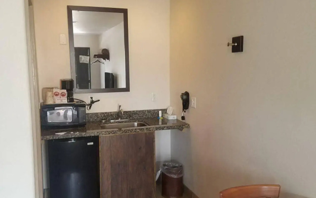 Price Pointe Inn