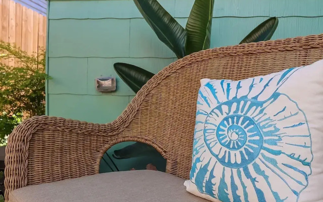 Vibrant Bungalow 2 Minutes to the Beach