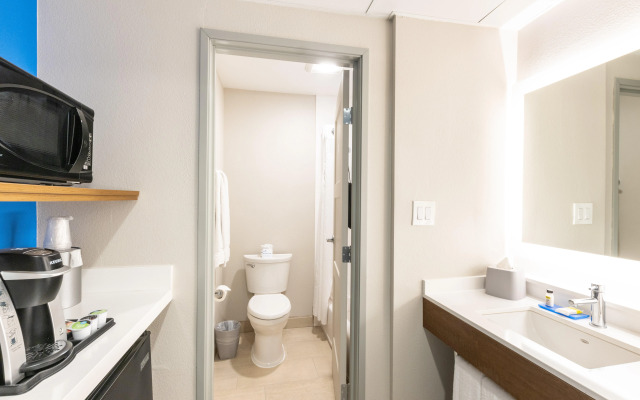 Holiday Inn Express Anaheim West by IHG