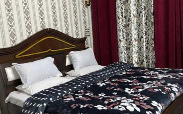 Goroomgo Ameera Srinagar