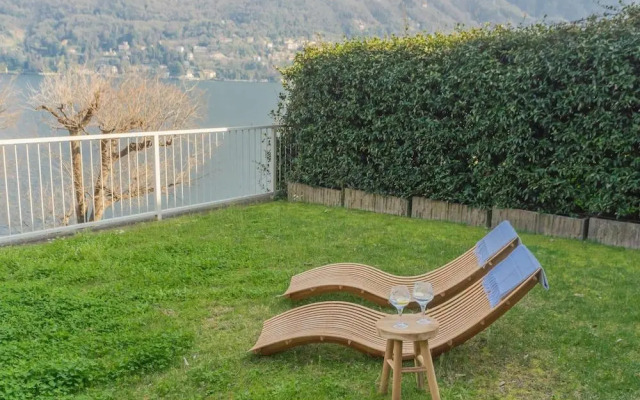 On the Lake - Private Garden Parking