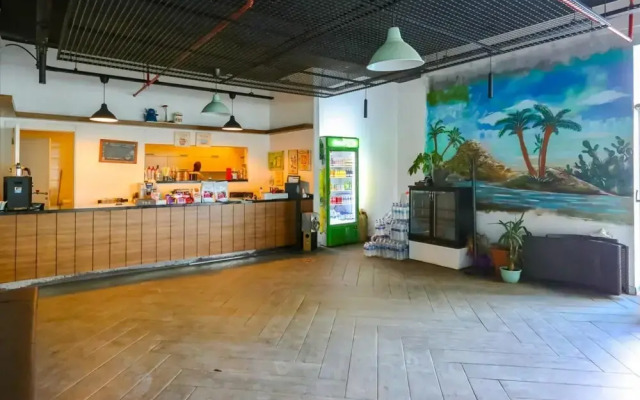 Business-friendly Res With Pool in Fikirtepe