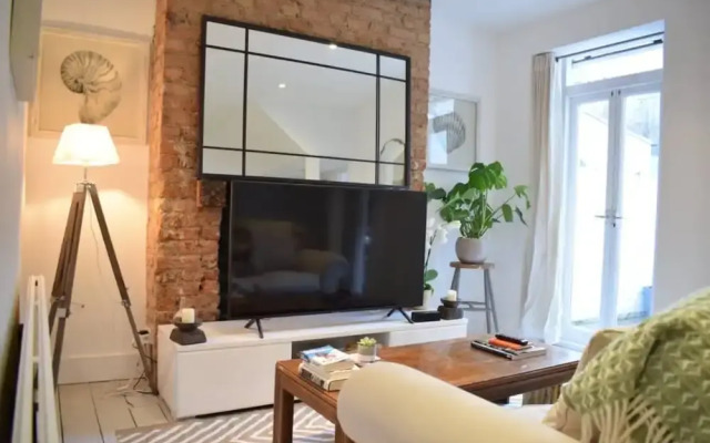 Modern 1 Bedroom Flat in Battersea With Patio