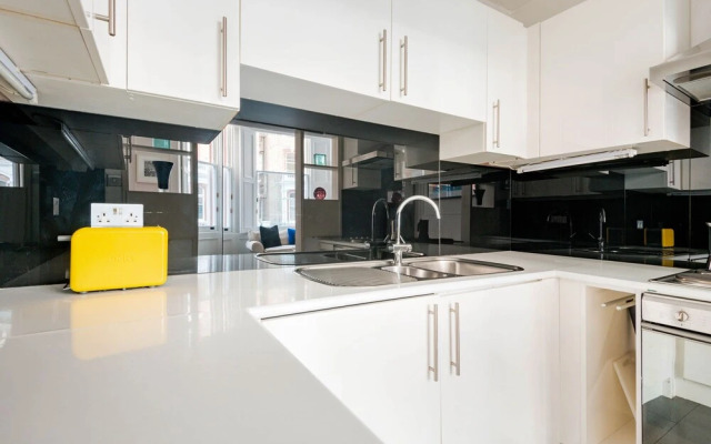 Chic Chelsea Home near South Kensington by UnderTheDoormat