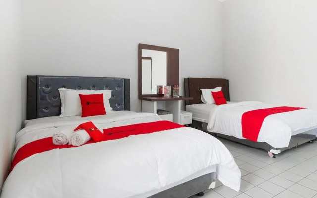 RedDoorz near Batik Tulis Celaket 2