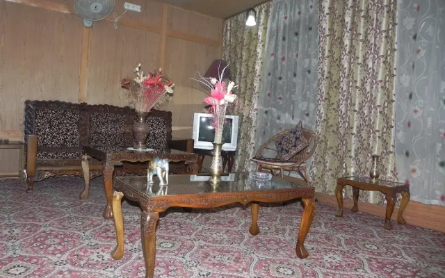 Shabrose Heritage Houseboats