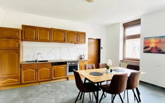 Spacious 4BR for 15 & 15 Min to Danube