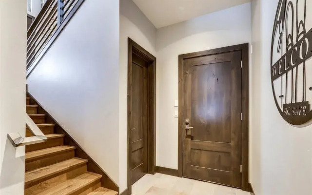 Five Peaks Townhouse with Garage and Hot Tub by RedAwning