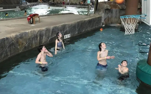 Hope Lake Lodge & Indoor Waterpark