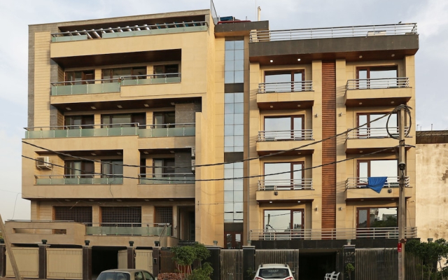 OYO TOWNHOUSE 460 H C Grand
