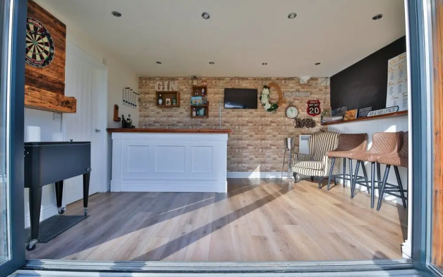 Modern 5-bed Retreat With Parking