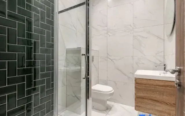 Spacious Seaside 2-Bed Apt w/ Free Gym & Parking