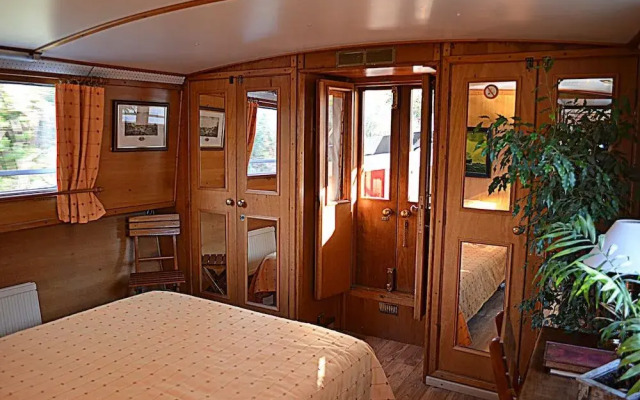 Barge Beatrice cruises on the Canal du Midi