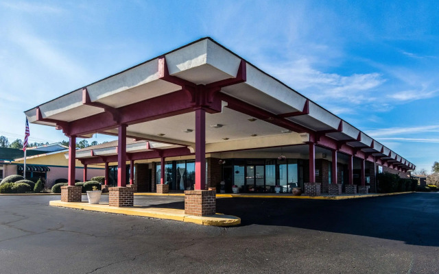 Econo Lodge Inn & Suites Conference Center