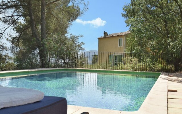 Charming Villa in Lauris South of France with Private Pool