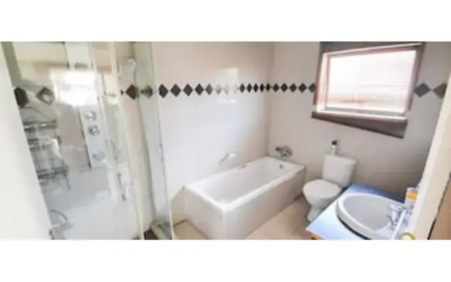 Lekoa Bed and Breakfast and Trading
