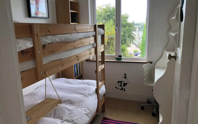 Sunnyview 5-bed House in Kingsbridge With Parking