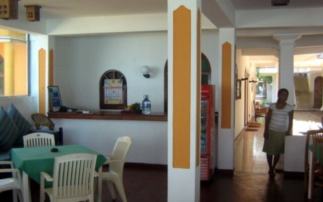 Royal Beach Hotel & Restaurant