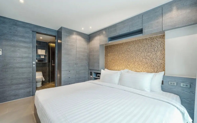 Infinity Sky Pool Walk to BeachC182