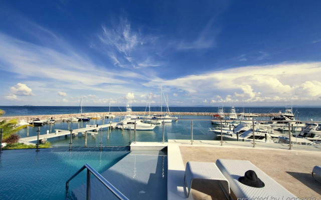 The Bannister Hotel & Yacht Club