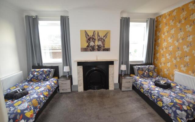 Maytree Apartment - 2 Bedrooms Apartment - Stayseekers