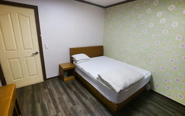 Nonsan Hwangje Motel