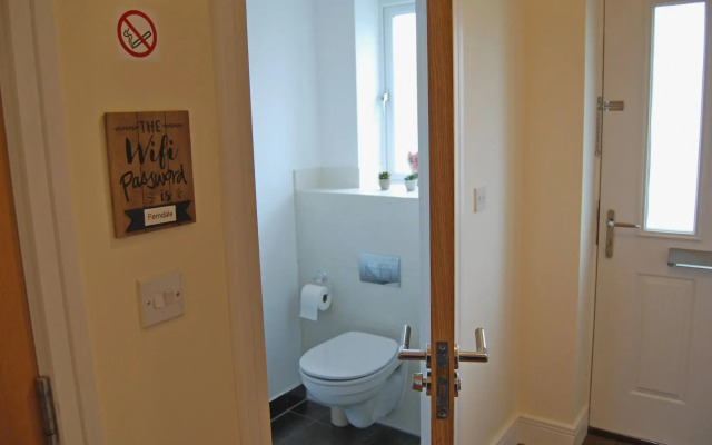 London Heathrow Living Holywell Service House A