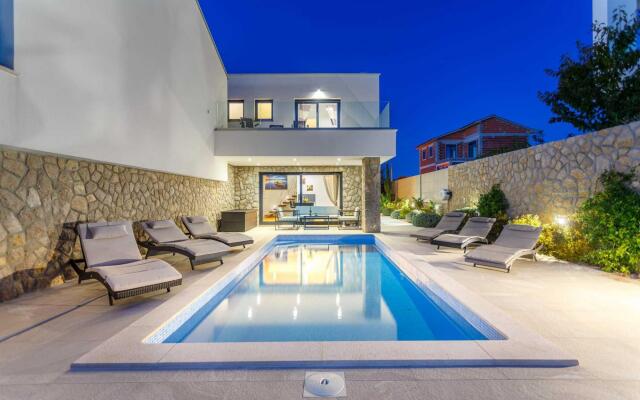 Villa MARIA with heated swimming pool