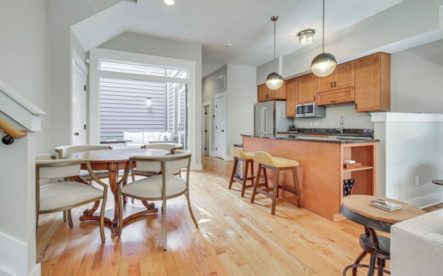 Vibrant Downtown Cincinnati Townhome w/ Sauna!