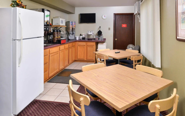 Love Hotels Staples by OYO at HWY 10 MN