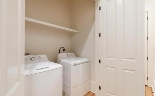 Spacious 3BR on Carondelet by Hosteeva