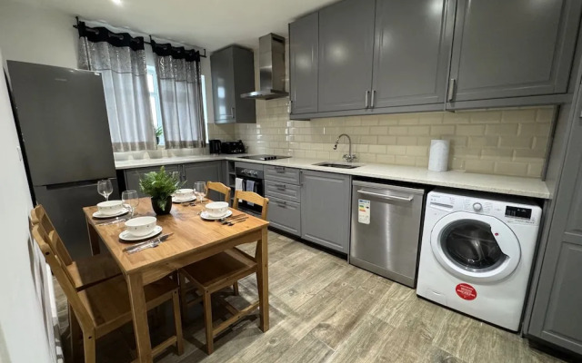 2 Bed Flat - Sleeps 4 - Parking - Wifi