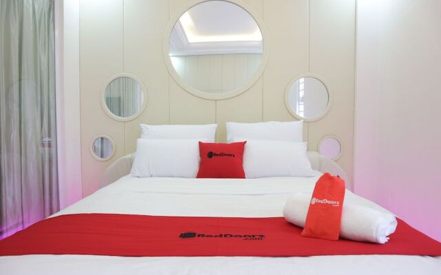 RedDoorz Premium @ Nguyen Thai Son Street