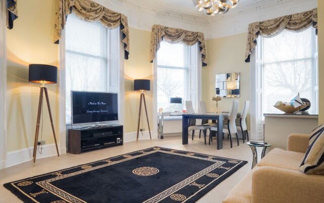 Marks At The Manor Luxury Riverside Apartments - Sleeps up to 4, with Parking and Sky TV