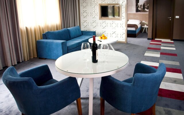 Bright Serviced Apartment With Breakfast bar